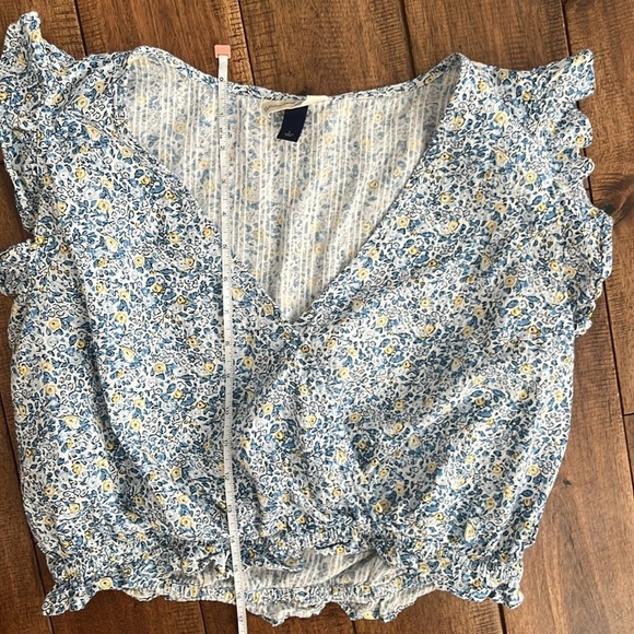 Universal Thread Blue Floral Flutter Sleeveless Cropped Wrap Top Size Large - Picture 10 of 10